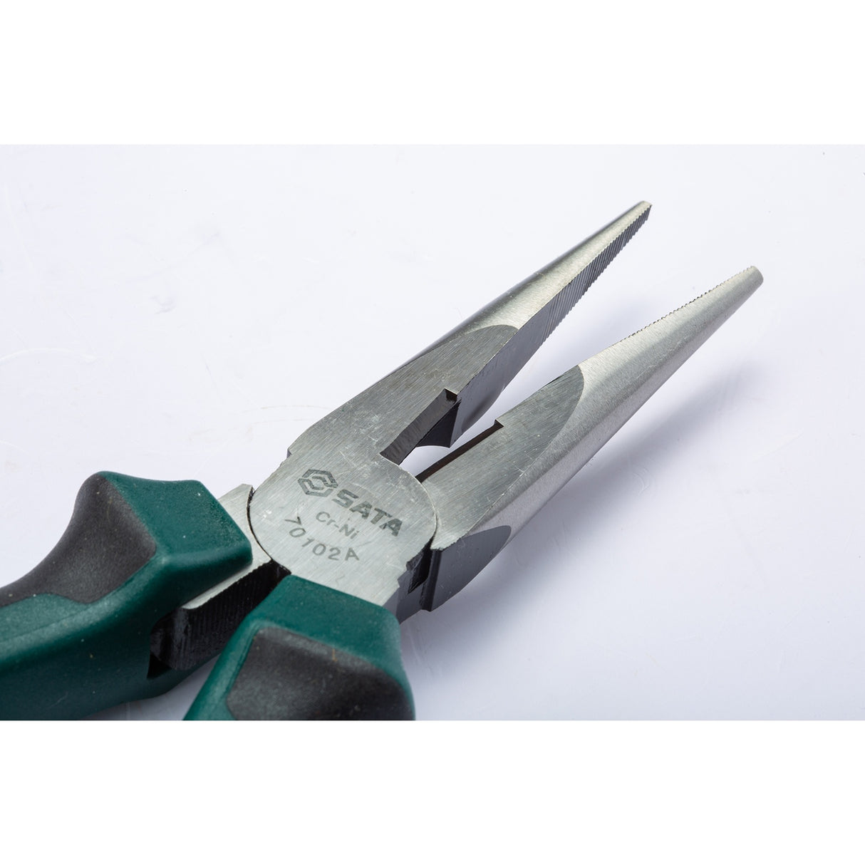 Alicate Punta Media Caña Corte Lateral Sata