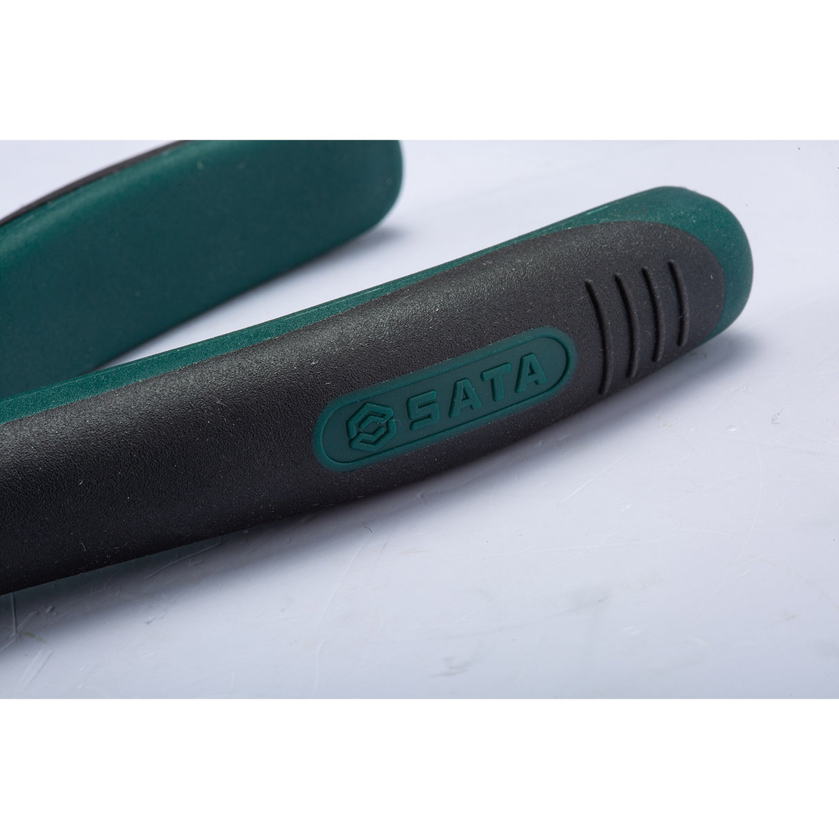 Alicate Punta Media Caña Corte Lateral Sata