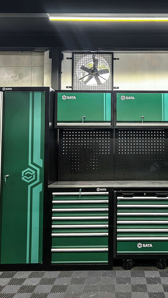 Estación de trabajo modular SATA instalada en un taller
