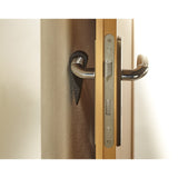 Cuña Tope de Bloqueo para Puertas y Ventanas M035Q Mottez - Negro, colgada del picaporte de la puerta por su lazo