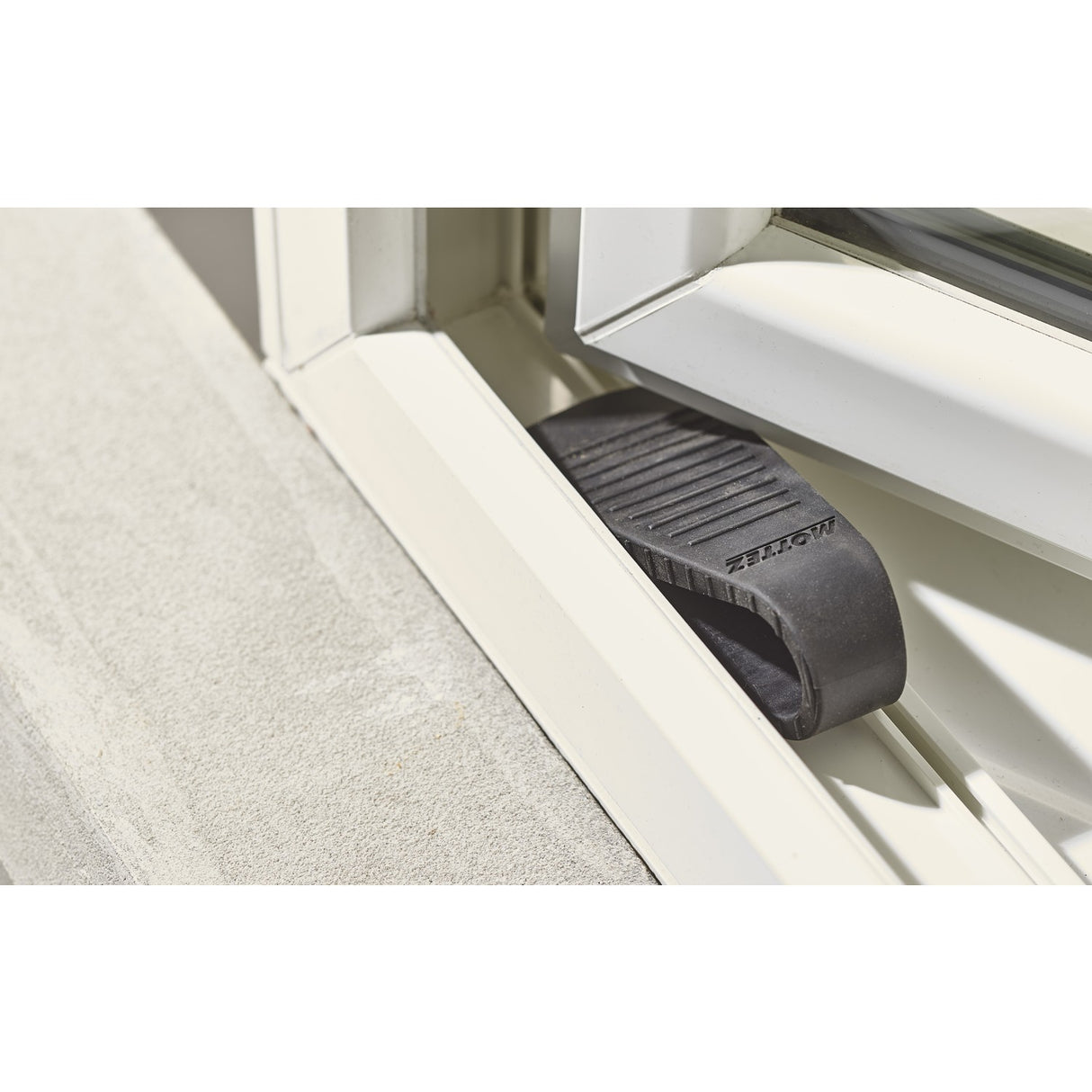 Cuña Tope de Bloqueo para Puertas y Ventanas M035Q Mottez - Negro, trabando una ventana desde el riel